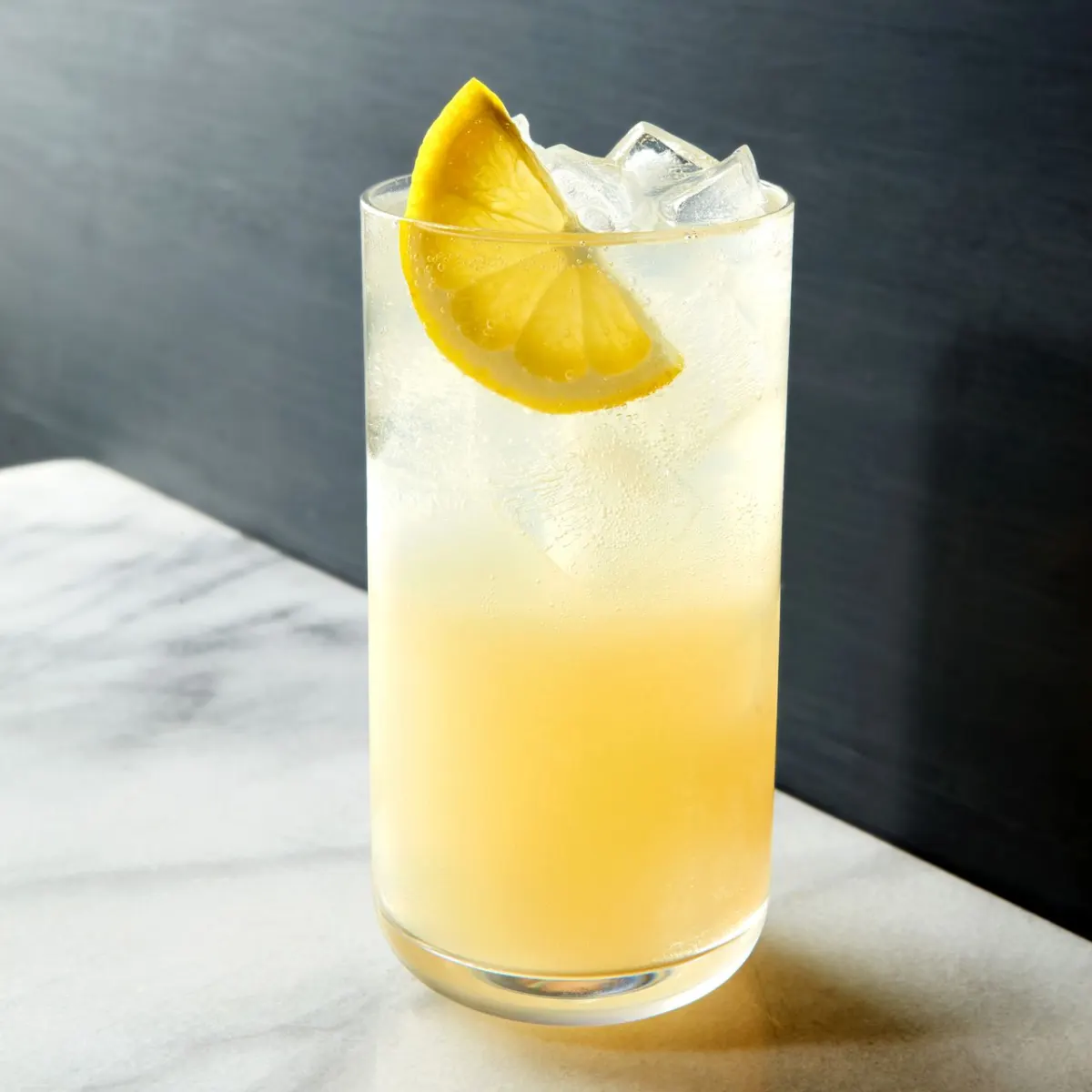 Tom Collins cocktail with lemon